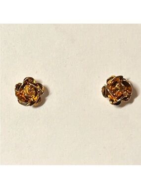 New vintage Avon Flower-shaped stud earrings. Gold-tone metal. 1970. Sweet studs